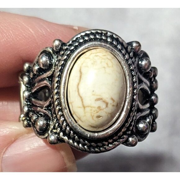 Victorian Style Silver Tone Stretch Ring With Marbled White Cabochon Size 7 1/2 - Picture 15 of 16
